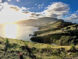 Madeira ist eine der schönsten Inseln der Welt – optisch eine Mischung aus Hawaii, Irland und den Kanaren. Das grüne Reiseziel im Atlantik zeichnet sich durch eine wilde Felskulisse, unberührte Natur, malerische und einsame Bergdörfer und die lebhafte Inselhauptstadt Funchal aus, in der du ganz ausgezeichnet essen und shoppen kannst. Was gibt es auf Madeira zu entdecken? Ich habe mich auf der Urlaubsinsel umgesehen und möchte einige hilfreiche Tipps und Empfehlungen mit dir teilen. In meinem Reisebericht über Madeira stelle ich dir die traumhaft schöne Insel vor. Foto: Sascha Tegtmeyer