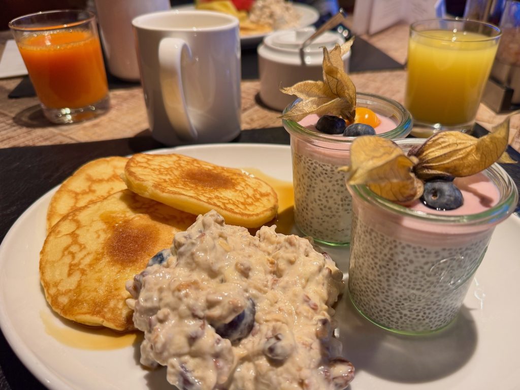 Das Frühstück im Vaya Fieberbrunn ist genau das, was ambitionierte Skifahrer und Wanderer brauchen. Foto: Sascha Tegtmeyer