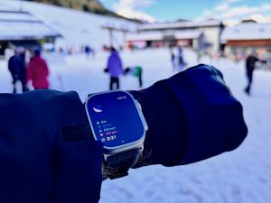 Die Apple Watch ist wie gemacht zum Skifahren, Langlauf und Snowboarden. Auf dem Berg kannst du deine Herzfrequenz messen, die Geschwindigkeit und zurückgelegte Wegstrecke auf Skiern tracken sowie die verstrichene Zeit aufzeichnen. Ich habe die Outdoor-Smartwatch im Skiurlaub ausprobiert. Wie schlägt sich die Apple Watch beim Skifahren und Snowboarden? Was sind die Stärken und Schwächen? Für wen lohnt sie sich? Ich habe dir die wichtigsten Informationen zusammengestellt. Apple Watch Ski fahren Erfahrungsbericht Test
